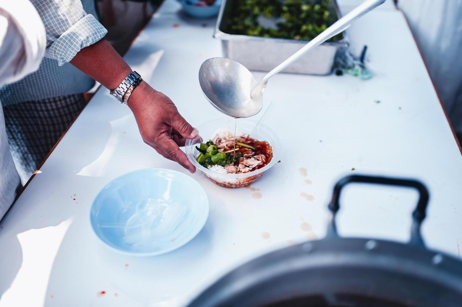 alimentando conceitos . mão oferecido para doar Comida a partir de uma rico homem compartilhar. a conceito do social partilha . pobre pessoas recebendo Comida a partir de doações foto