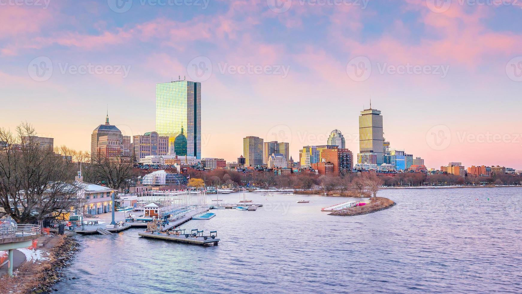 vista panorâmica do horizonte de boston com arranha-céus ao entardecer nos estados unidos foto