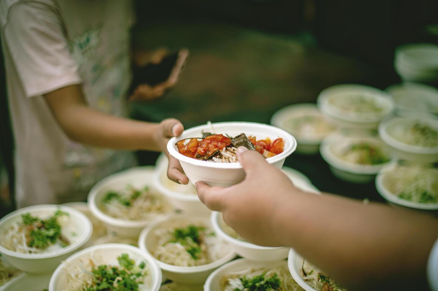 voluntários oferta livre Comida para a pobre. a conceito do Comida compartilhamento. foto