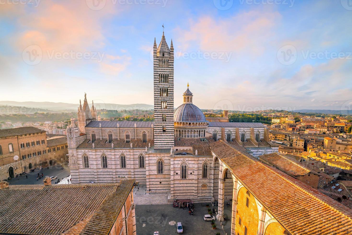 duomo di siena ou catedral metropolitana de santa maria assunta em siena foto