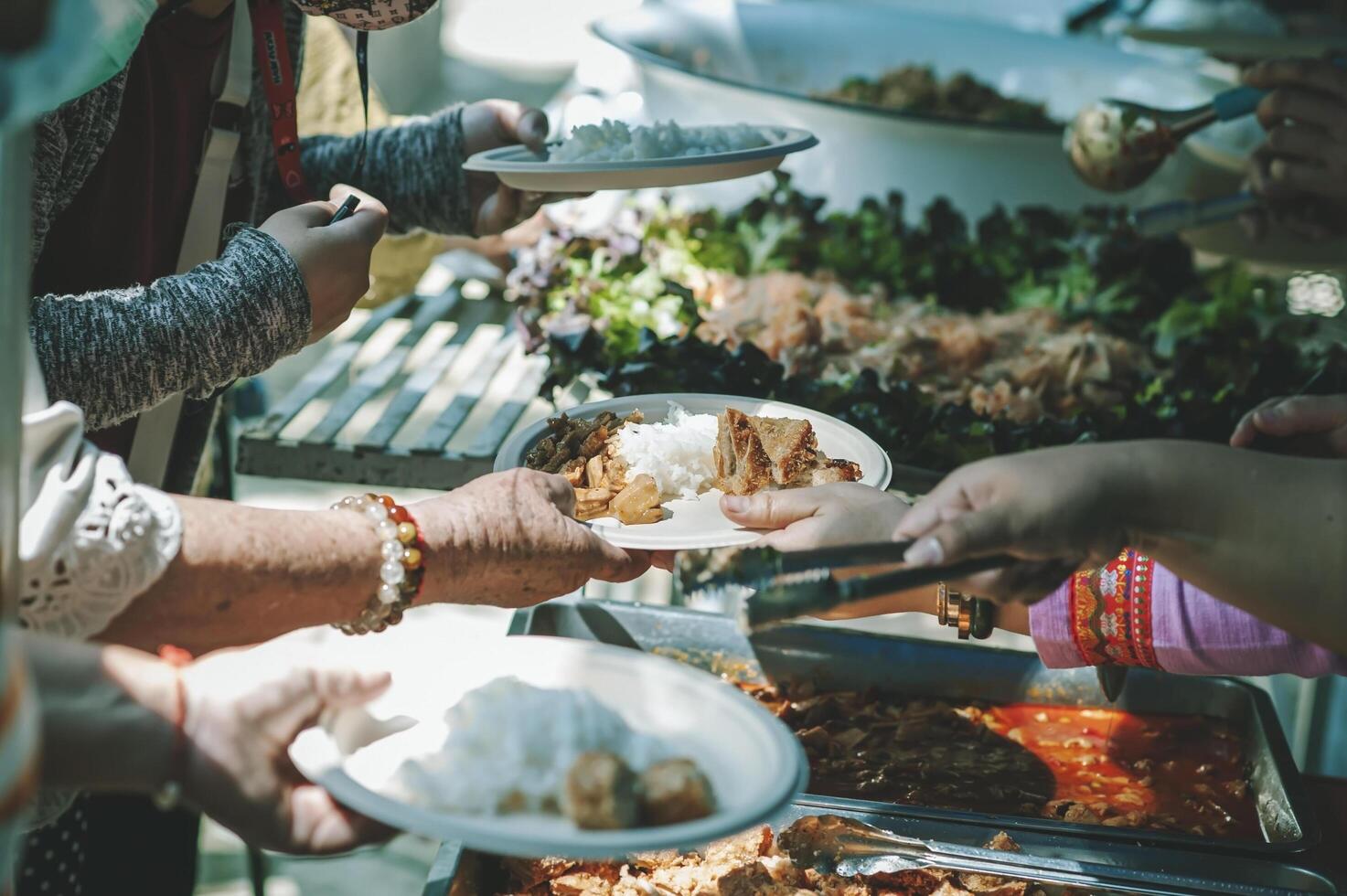 voluntários oferta livre Comida para a pobre. a conceito do Comida compartilhamento. foto