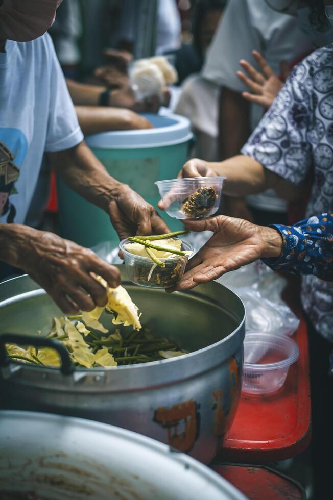 Comida assistência para a sem teto pobre a partir de voluntários conceitos do público fome. foto