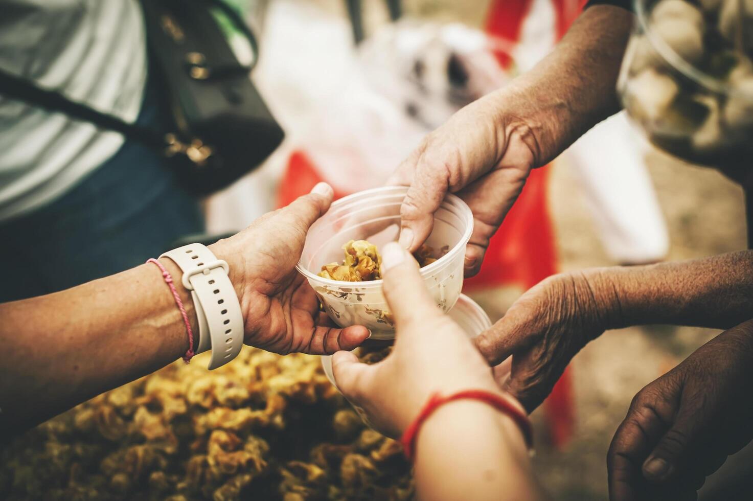 voluntários dar Comida para a pobre, compartilhar livre Comida para Socorro mendigos. Comida doação conceito foto