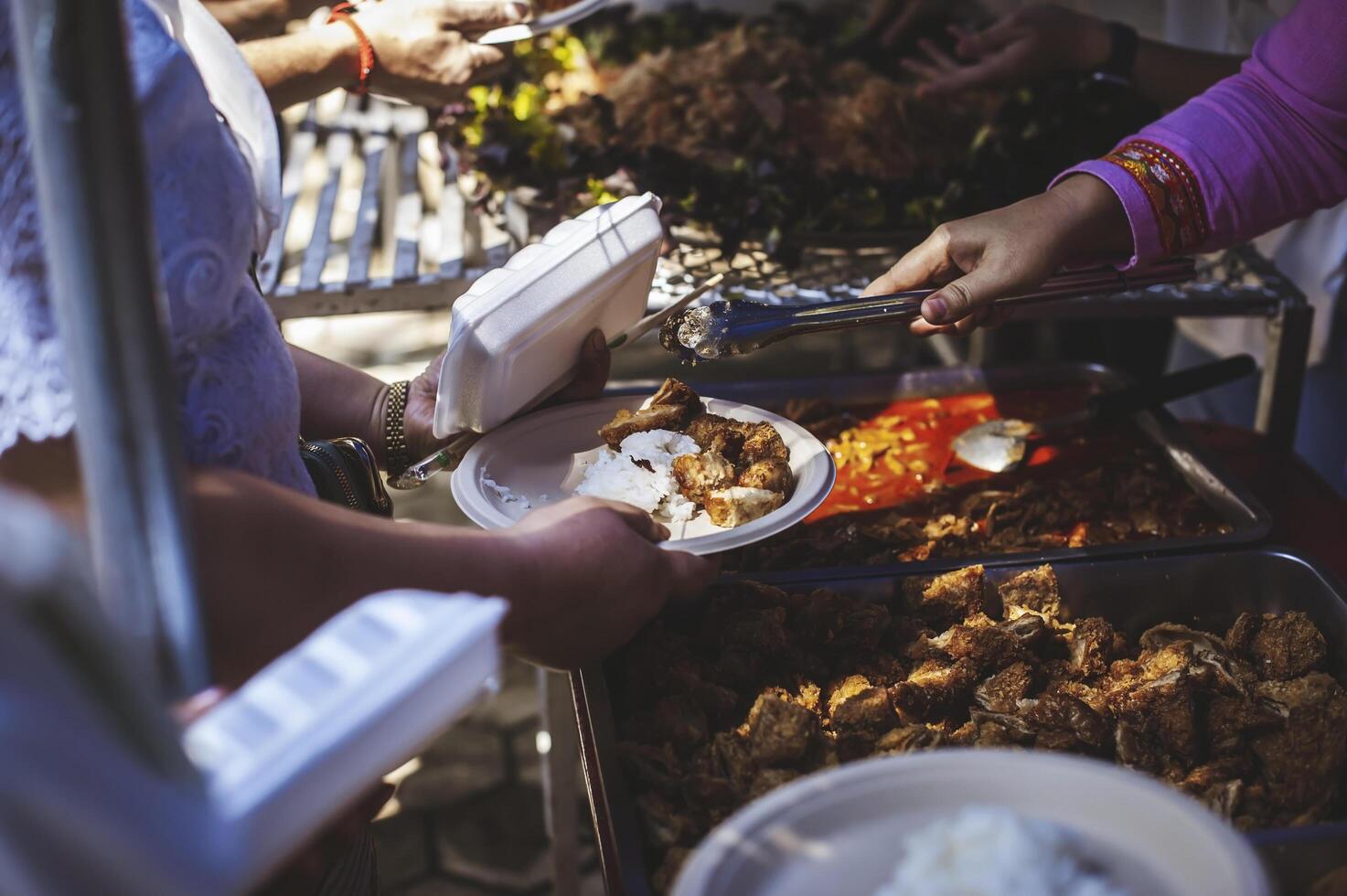 partilha Comida com a pobre. Ideias para ajudando com fome problemas foto