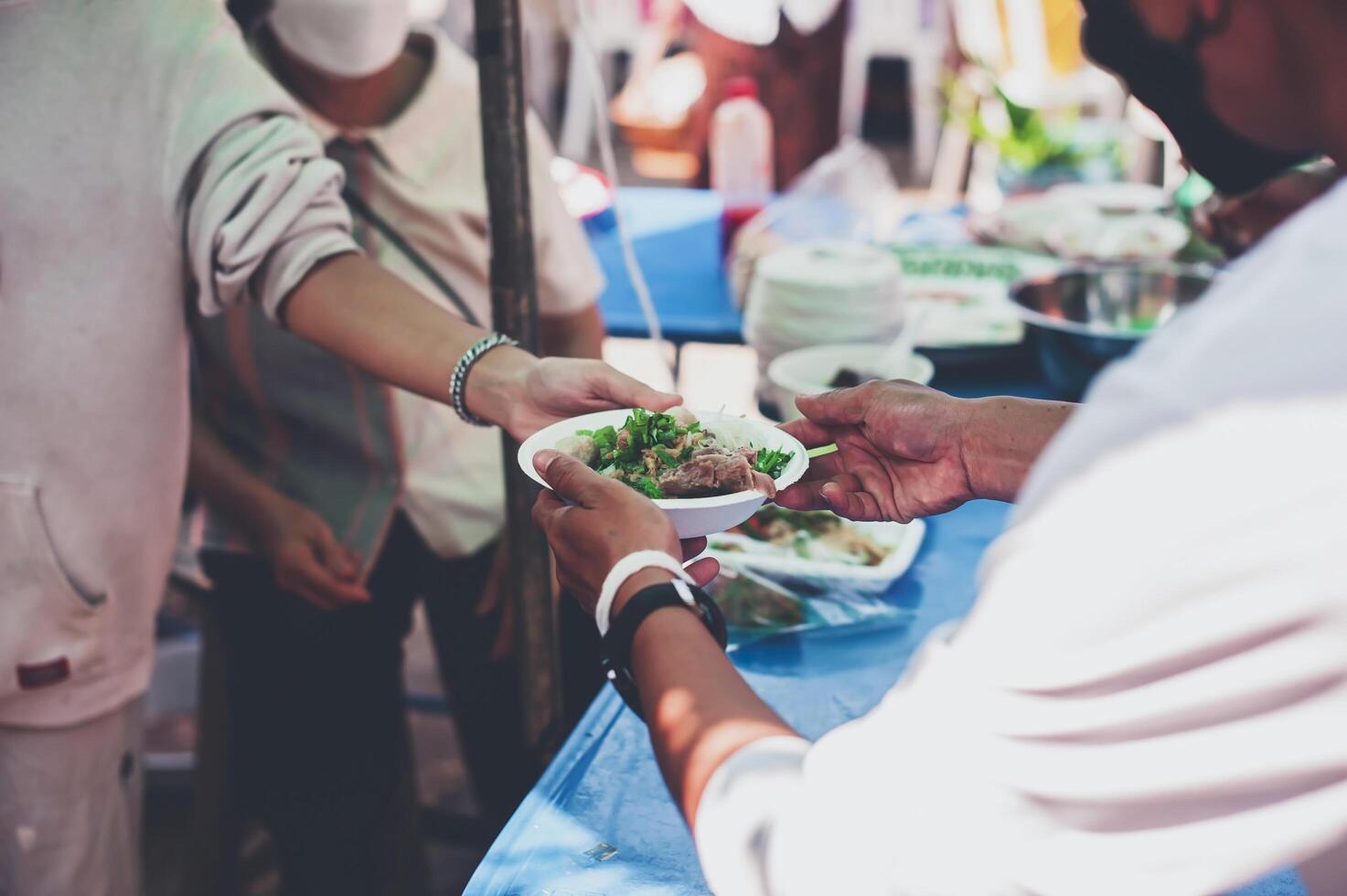 voluntário para servir livre Comida para a pobre dentro uma Comida doação Centro caridade conceito foto