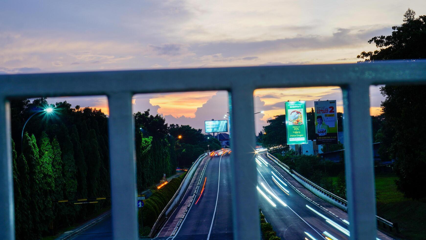 bintaro Jacarta, janeiro 26, 2024 - pôr do sol dentro a cidade, silhueta do uma paisagem urbana. foto