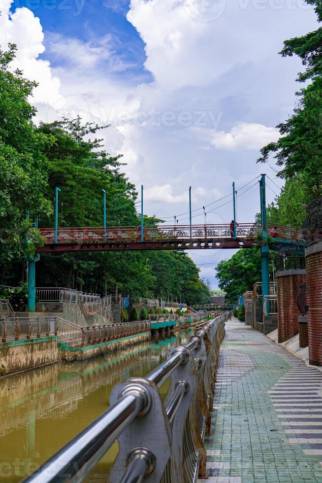 pedestre ponte dentro taman serpong cidade, sul tangerangue, lindo céu fundo. foto