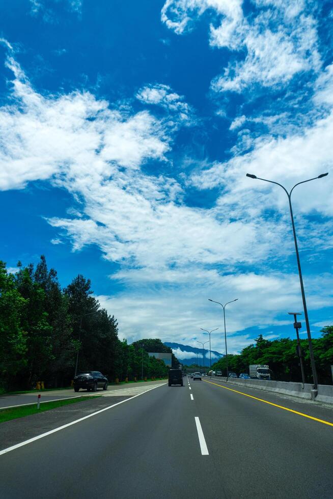 bogor oeste Java, marcha 5, 2024 - rodovia com Visualizações do a céu acima a montanhas. foto