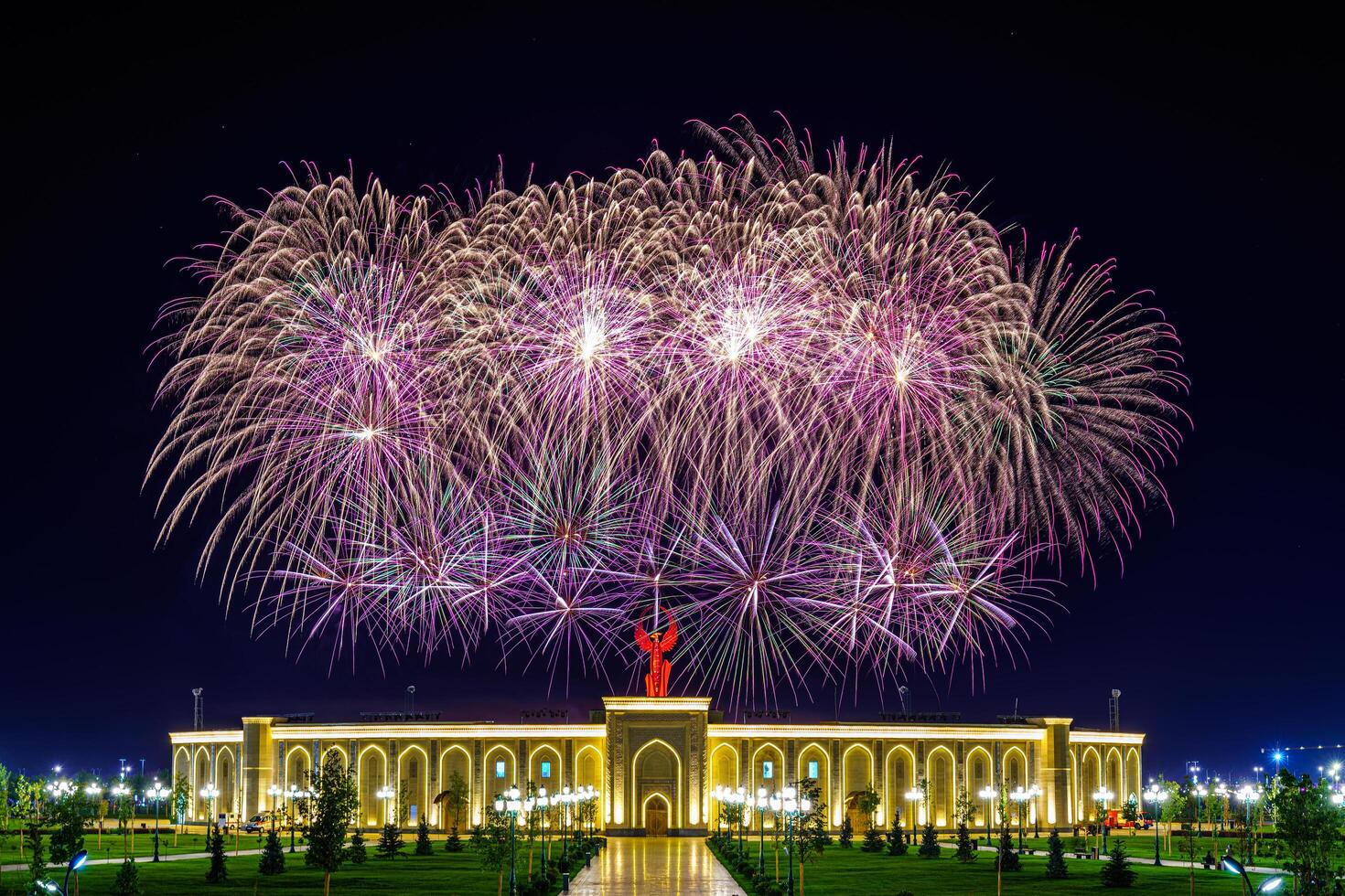 uzbequistão, Tashkent - setembro 1, 2023 multicolorido fogos de artifício sobre a independência monumento dentro Yangi uzbequistão parque dentro Tashkent em independência dia. foto