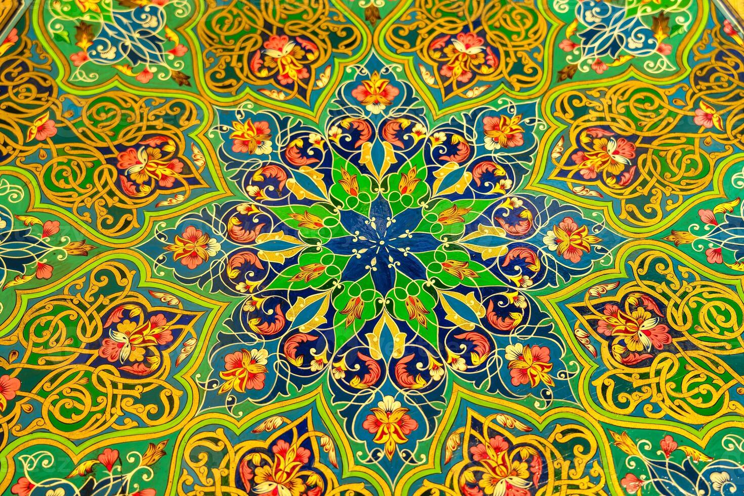 colorida vintage oriental enfeite pintado em a mesa. abstrato fundo. foto