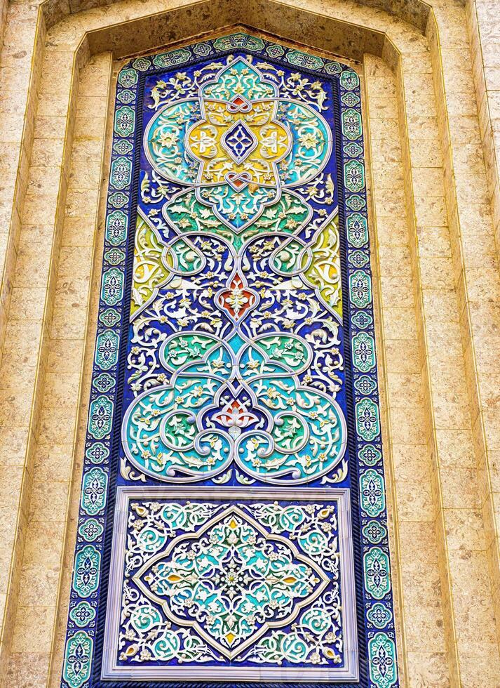 geométrico tradicional islâmico ornamento. fragmento do uma cerâmico mosaico. foto