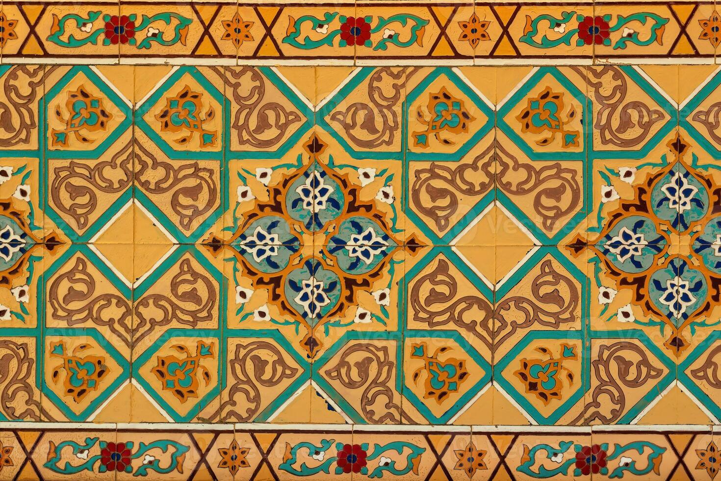 geométrico tradicional islâmico enfeite em uma telha. fragmento do uma cerâmico mosaico. foto