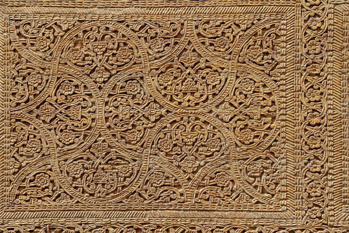 fragmento do a antigo esculpido de madeira porta. ornamentado. foto