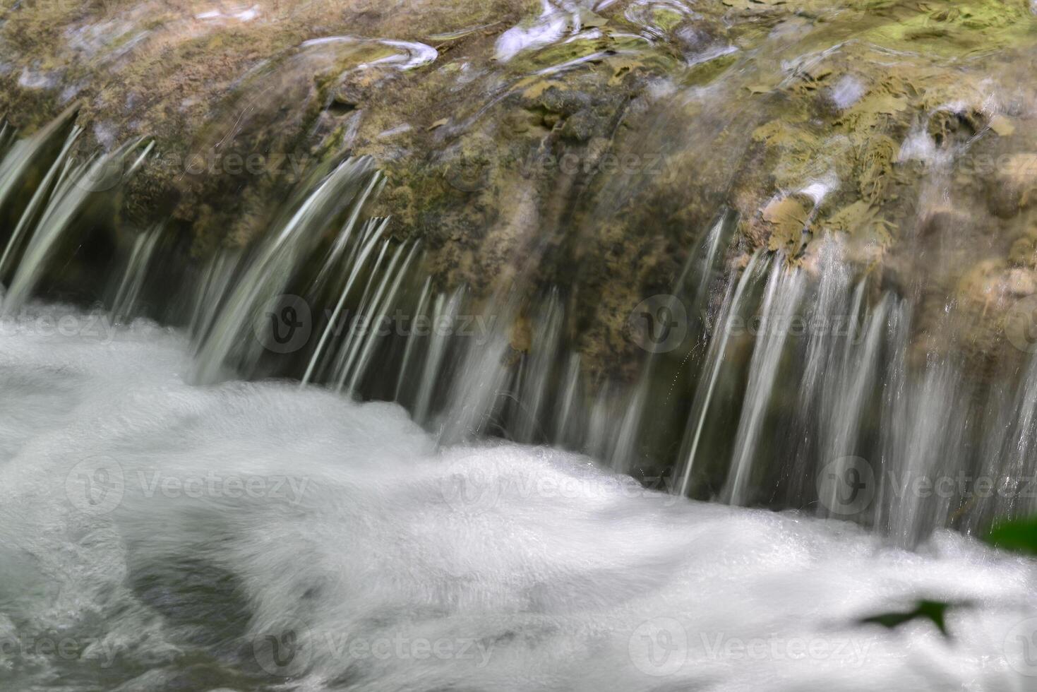 montanha corrente dentro a floresta - grandes exposição e fluindo água foto