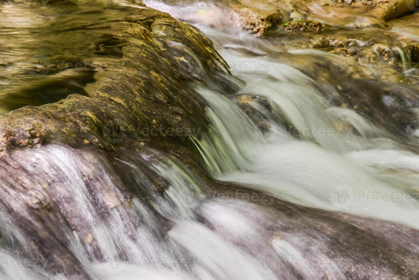 montanha corrente dentro a floresta - grandes exposição e fluindo água foto