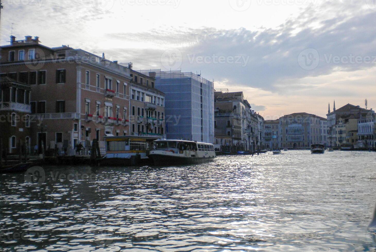 Veneza grande canal, com Está icônico enrolamento via fluvial flanqueado de histórico edifícios e movimentado atividade, simboliza a charme e fascinar do a encantador cidade do Veneza foto