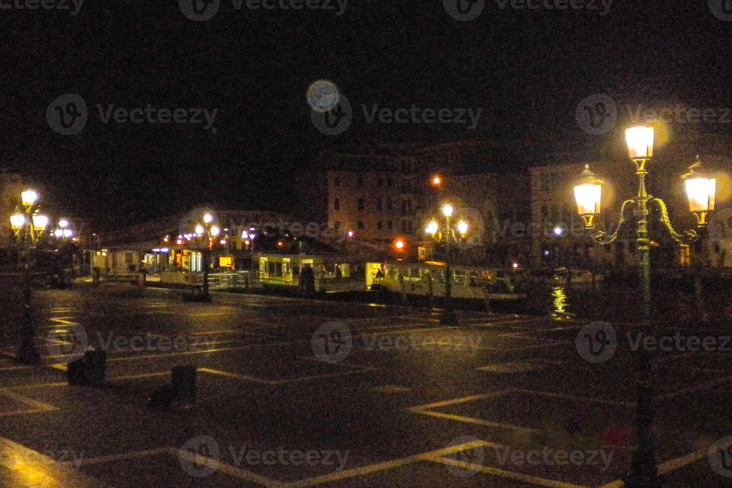 Veneza grande canal, com Está icônico enrolamento via fluvial flanqueado de histórico edifícios e movimentado atividade, simboliza a charme e fascinar do a encantador cidade do Veneza foto