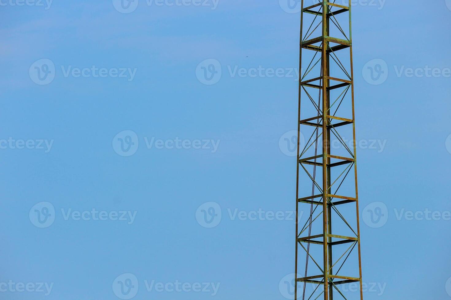 televisão antenas este estão montado em a cobertura do a casa foto