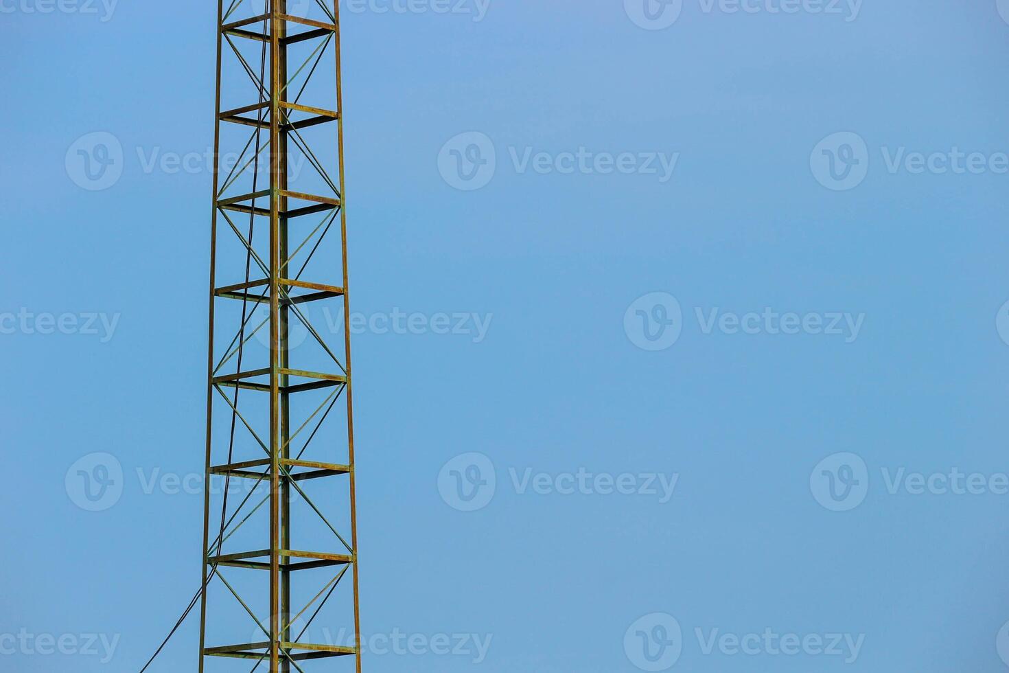 televisão antenas este estão montado em a cobertura do a casa foto