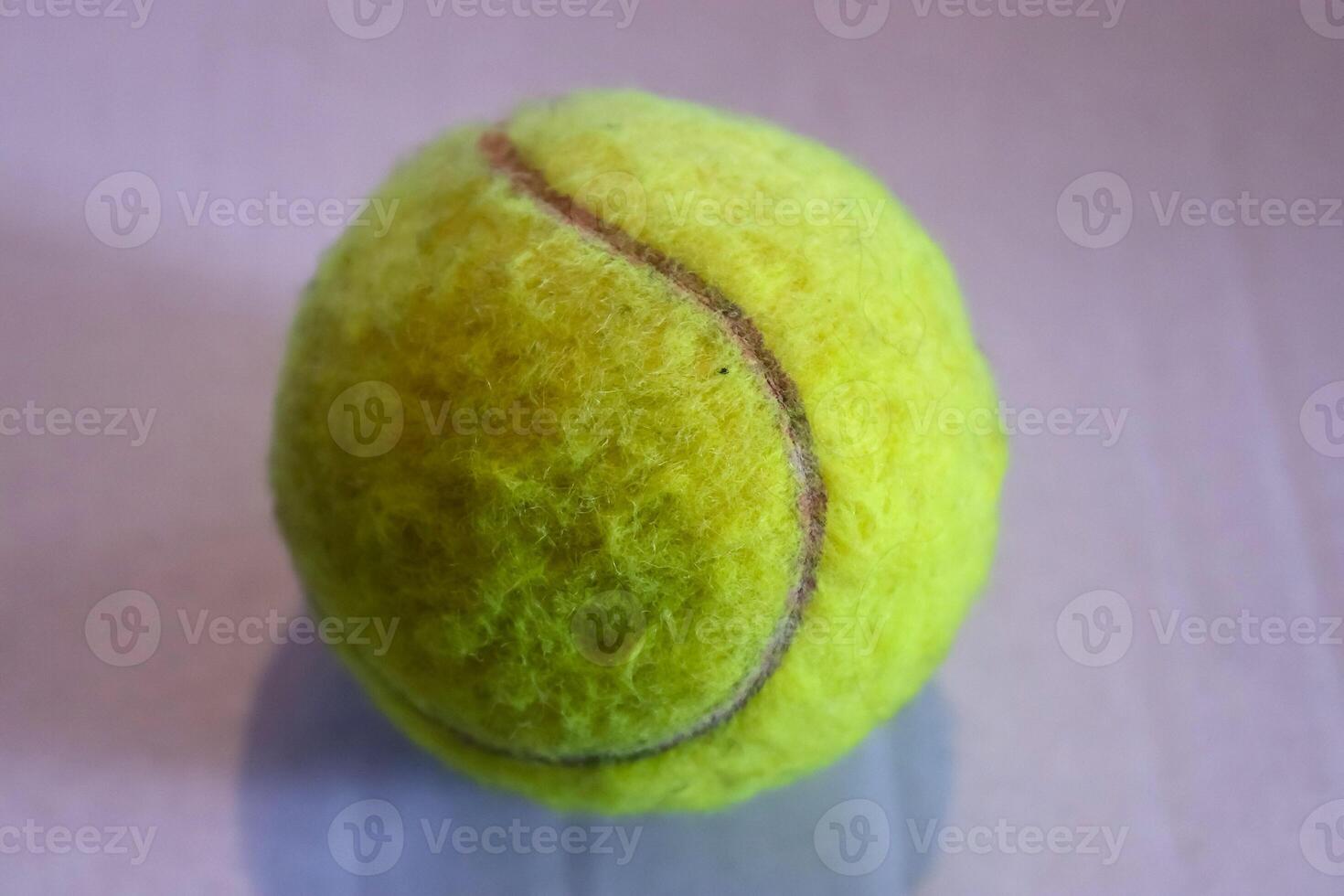 bola de tênis colorida na frente de um fundo de papel branco foto