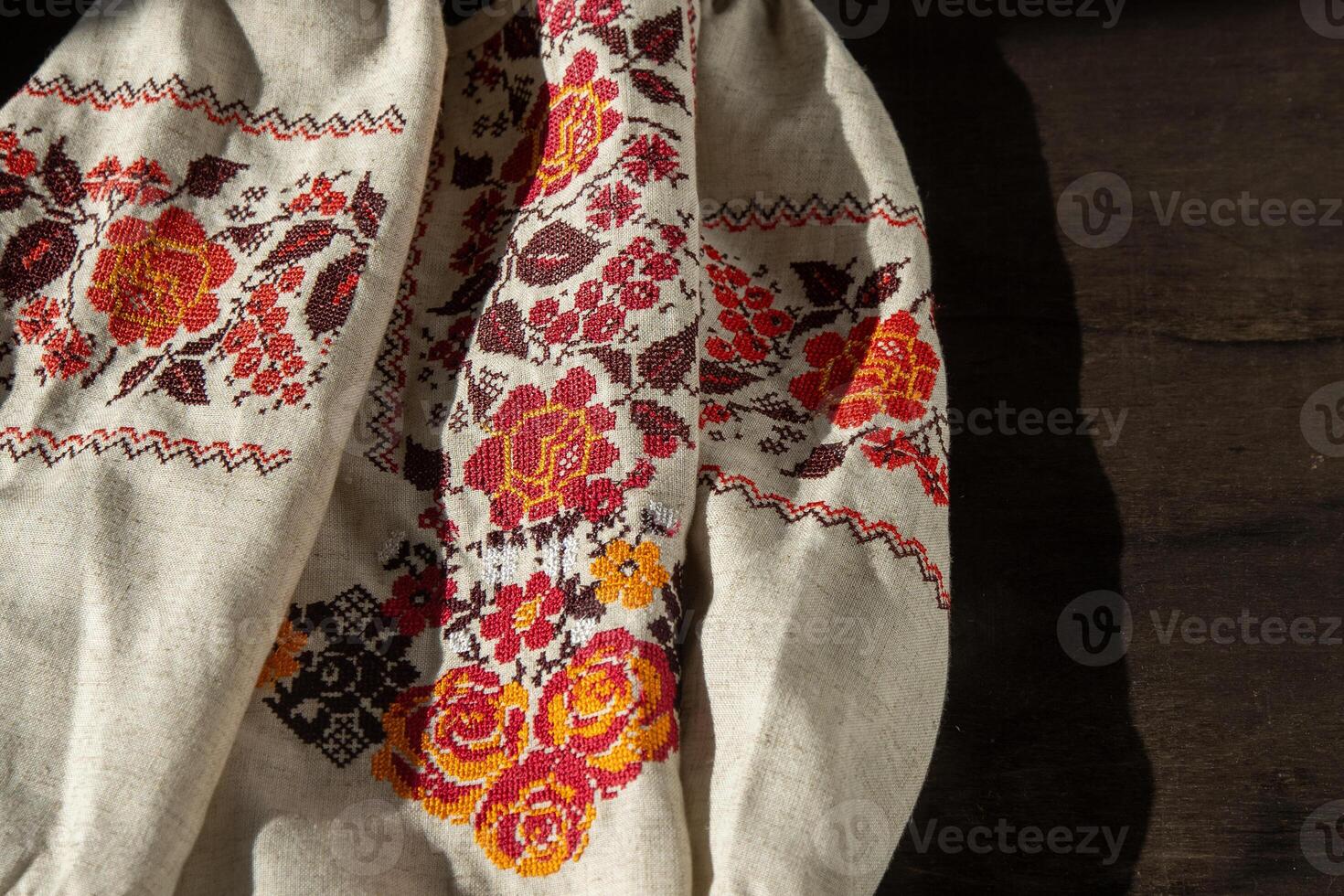 ucraniano roupas bordado camisa. vermelho laranja e Preto tópicos fundo. Vyshyvanka é uma símbolo do Ucrânia. bordado Cruz costura. nacional ucraniano ponto. tradicional roupas símbolo foto