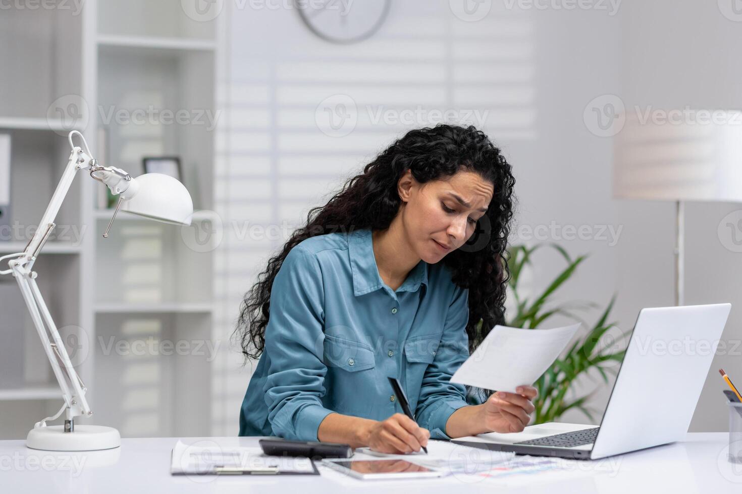 concentrado hispânico mulher trabalhando a partir de dela casa escritório, revendo documentos com uma sério expressão, incorporando profissionalismo e dedicação. foto