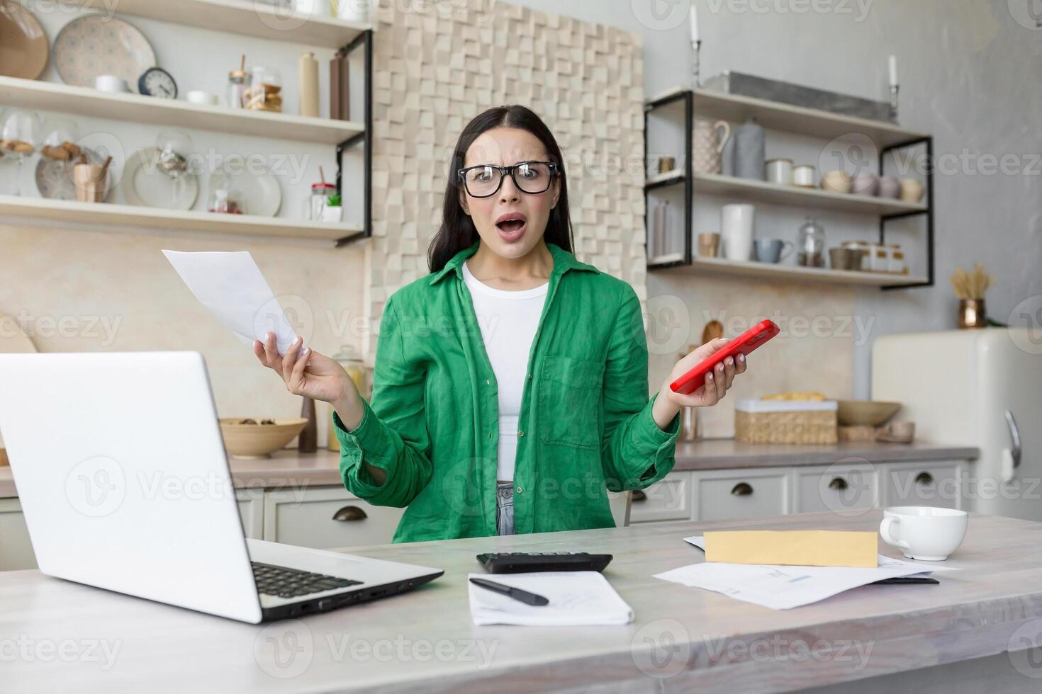 uma preocupado mulher sentado às casa com computador portátil e documentos. problemas com contas, crédito foto