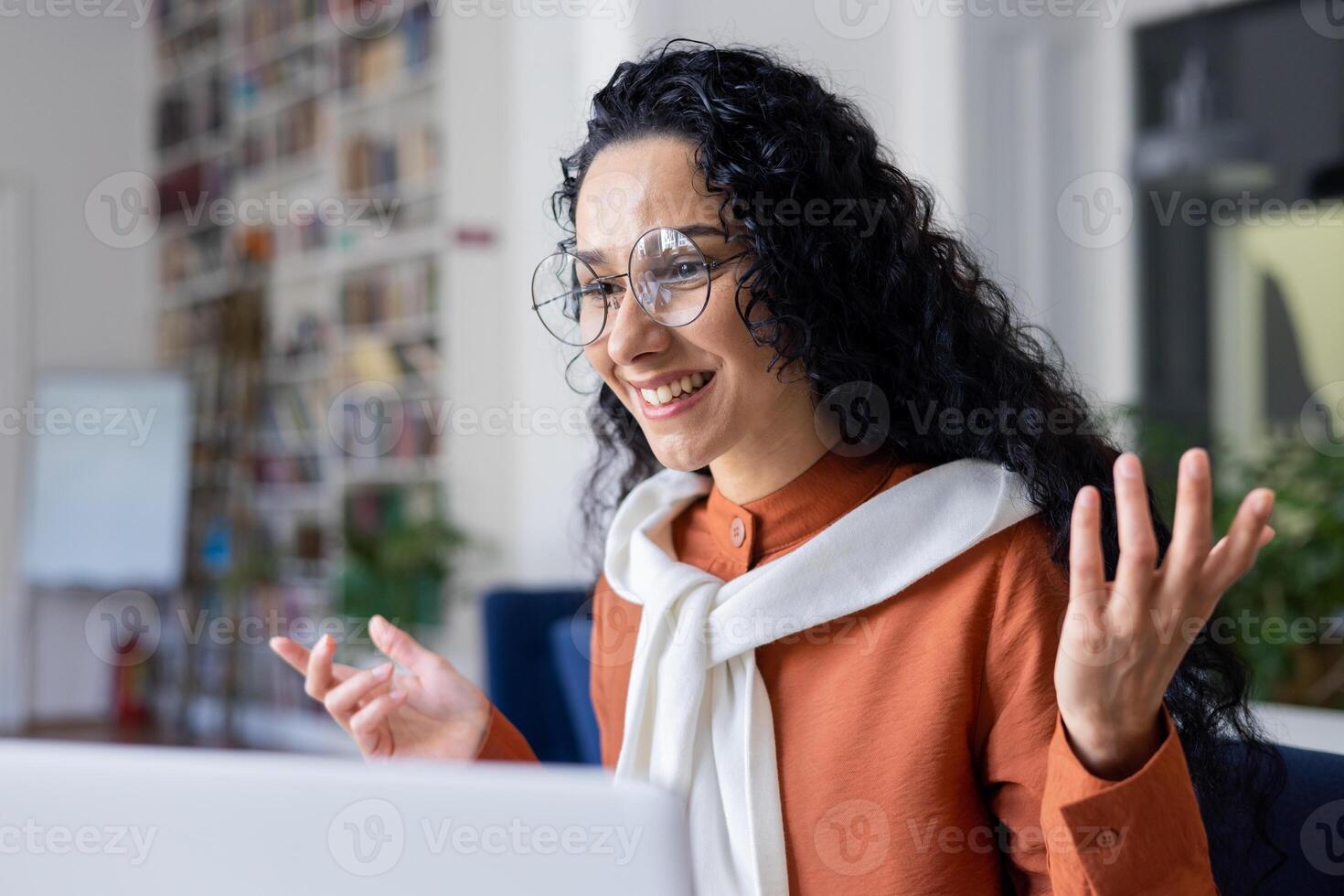 jovem hispânico mulher falando em ligar estudando dentro universidade acadêmico biblioteca, conectados aprendizado. foto