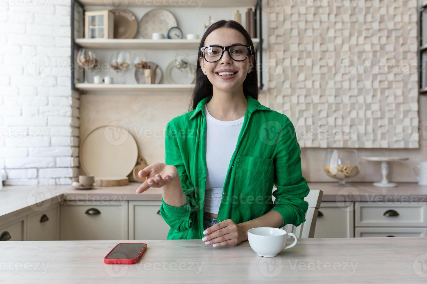 Tiros na Cabeça retrato tela Visão do sorridente jovem mulher sentar às casa conversa em ligar com amigo foto