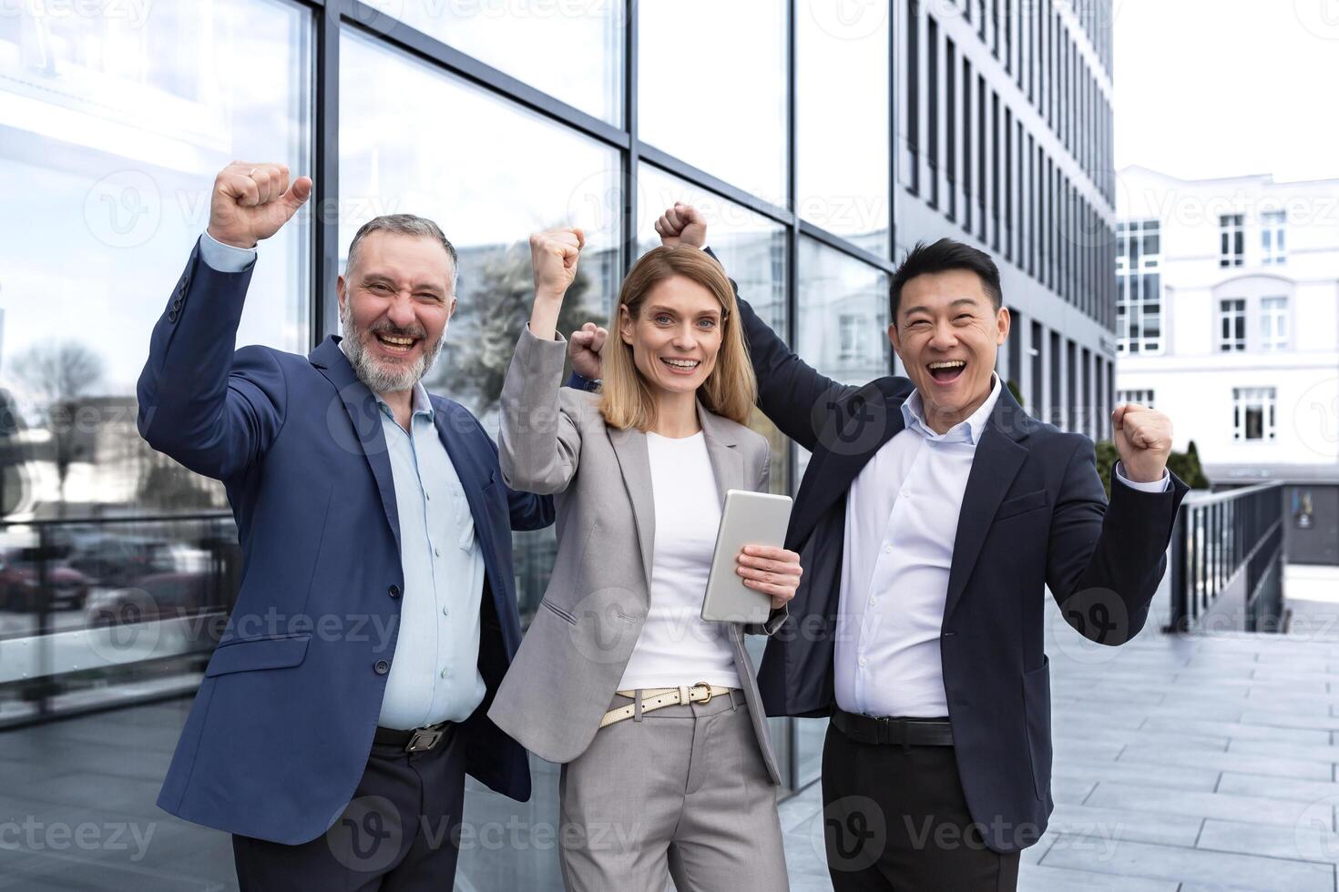 sucesso feliz grupo o negócio pessoas animado alegria olhando às Câmera depois de bem sucedido conclusão projeto, e sorridente retrato diverso equipe empregados a comemorar vitória. foto