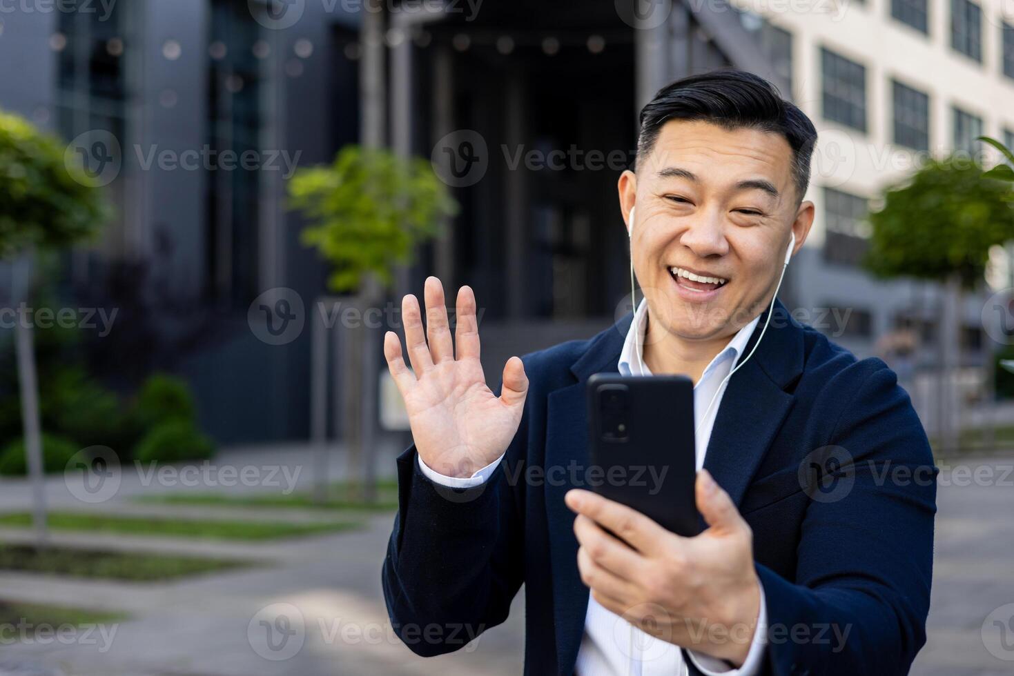 feliz profissional homem noivando dentro uma chamar, acenando Olá para colegas com fones de ouvido e uma sorrir fora. foto