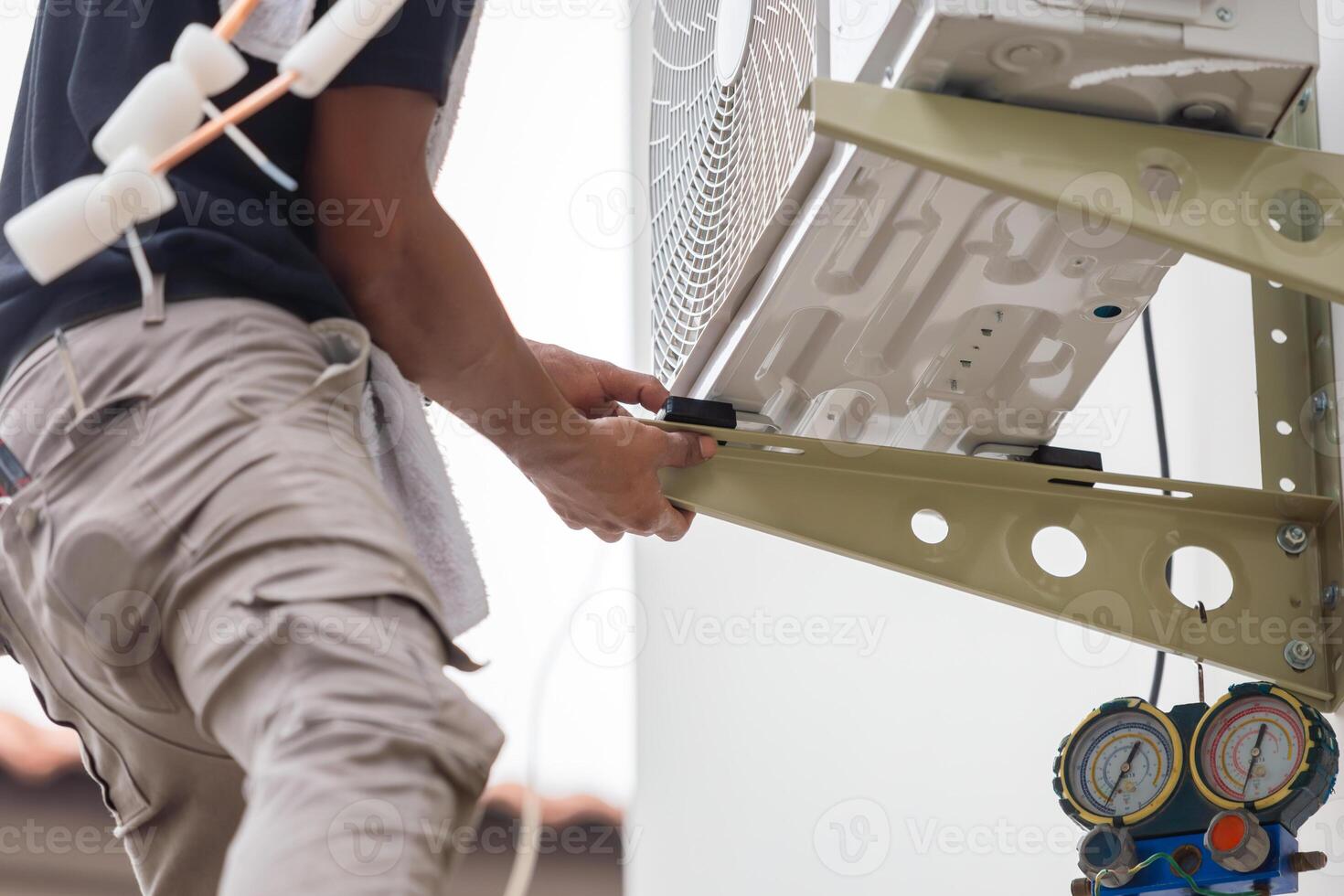 reparador serviço para reparar e manutenção do ar condicionadores, técnico homem instalar Novo ar condicionador foto