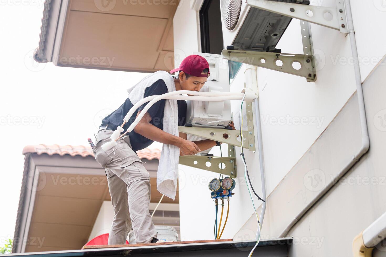 técnico homem equipe instalar Novo ar condicionador, reparador serviço para reparar e manutenção do ar condicionadores foto