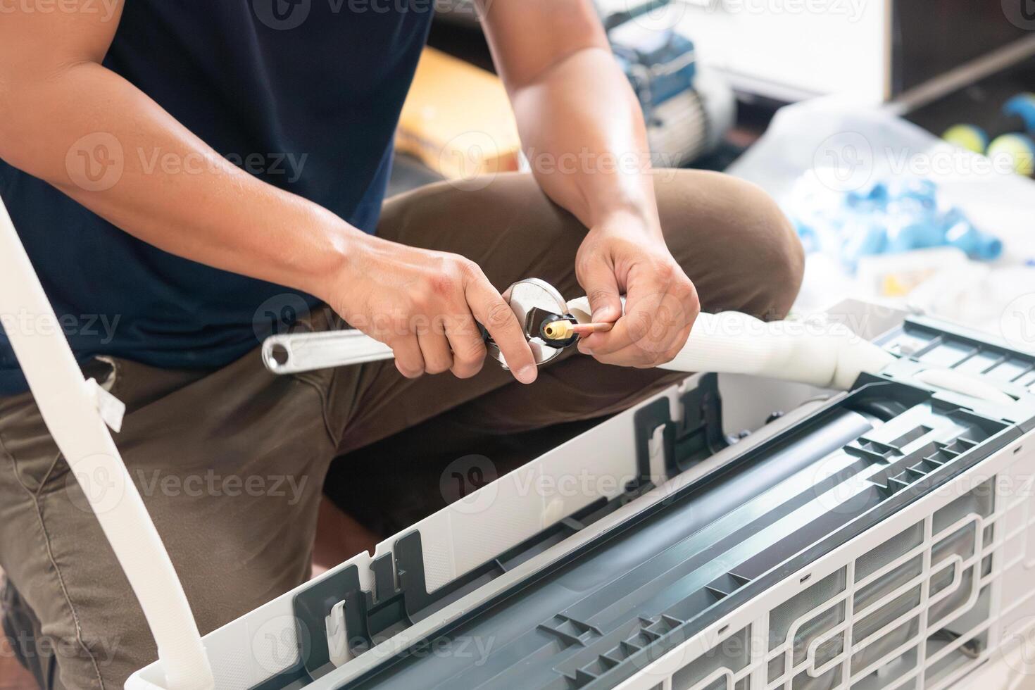 técnico homem usando uma chave inglesa para consertar e juntas cobre tubo dentro ar condicionador sistema, reparar serviço e instalar Novo ar condicionamento conceitos foto