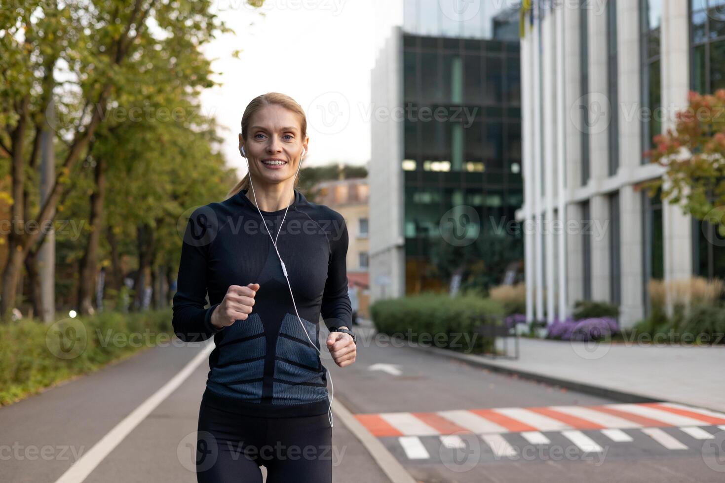 uma motivado fêmea corredor com uma positivo atitude, corrida ao ar livre dentro a cidade, esportivo fones de ouvido e ginástica traje. foto