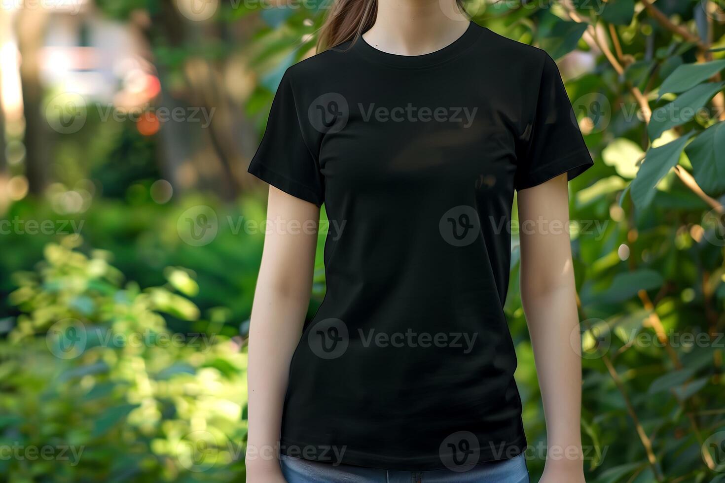 fêmea modelo vestindo uma Preto nuca em branco brincar camiseta com curto mangas dentro a meio do a jardim foto