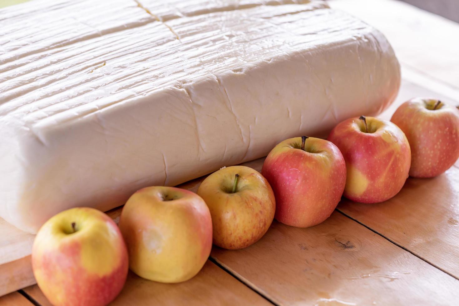 Queijo enorme com frutas e vegetais foto