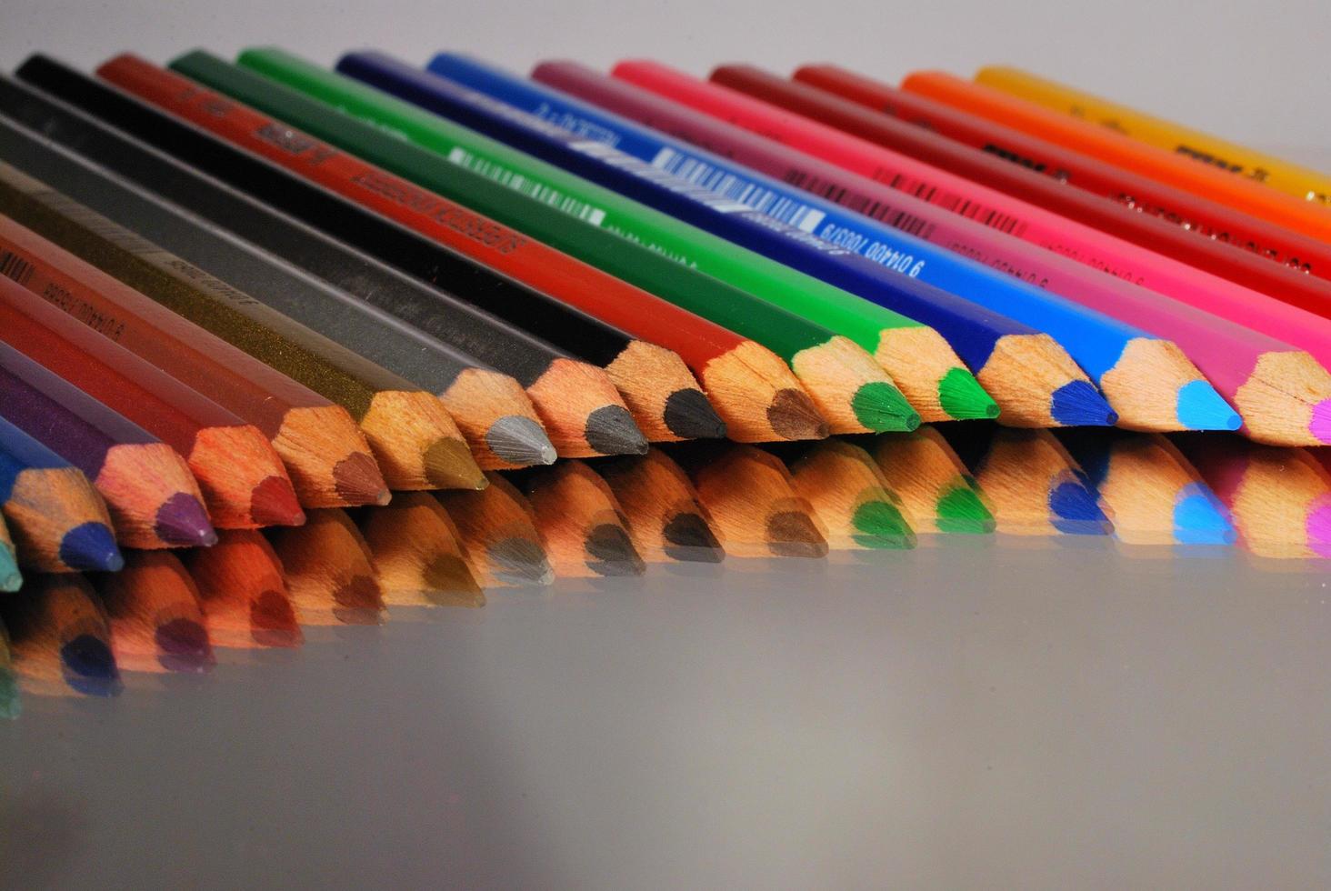 lápis colorido em um espelho foto
