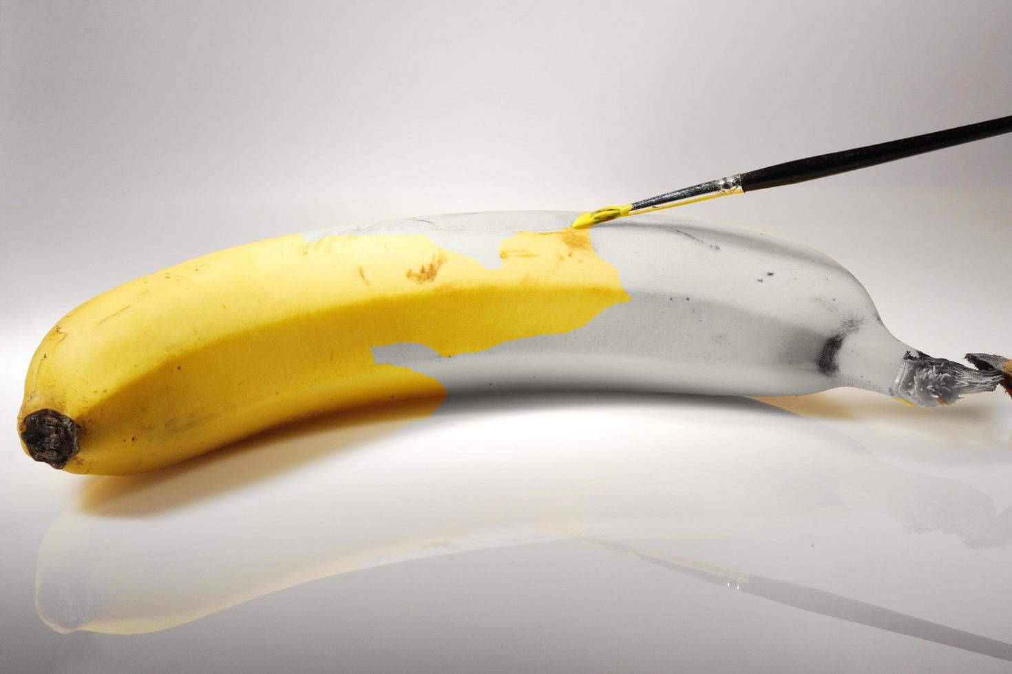 banana pintada de amarelo foto