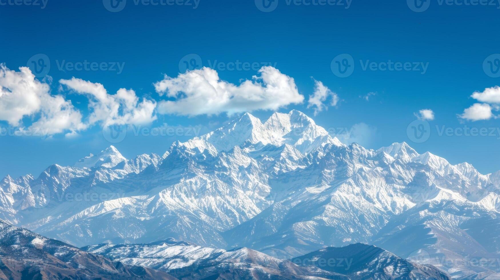 uma tranquilo cena do uma montanha alcance com coberto de neve picos e cristal Claro azul céu ser usava Como a focal ponto para de alguém guiado imagens meditação foto