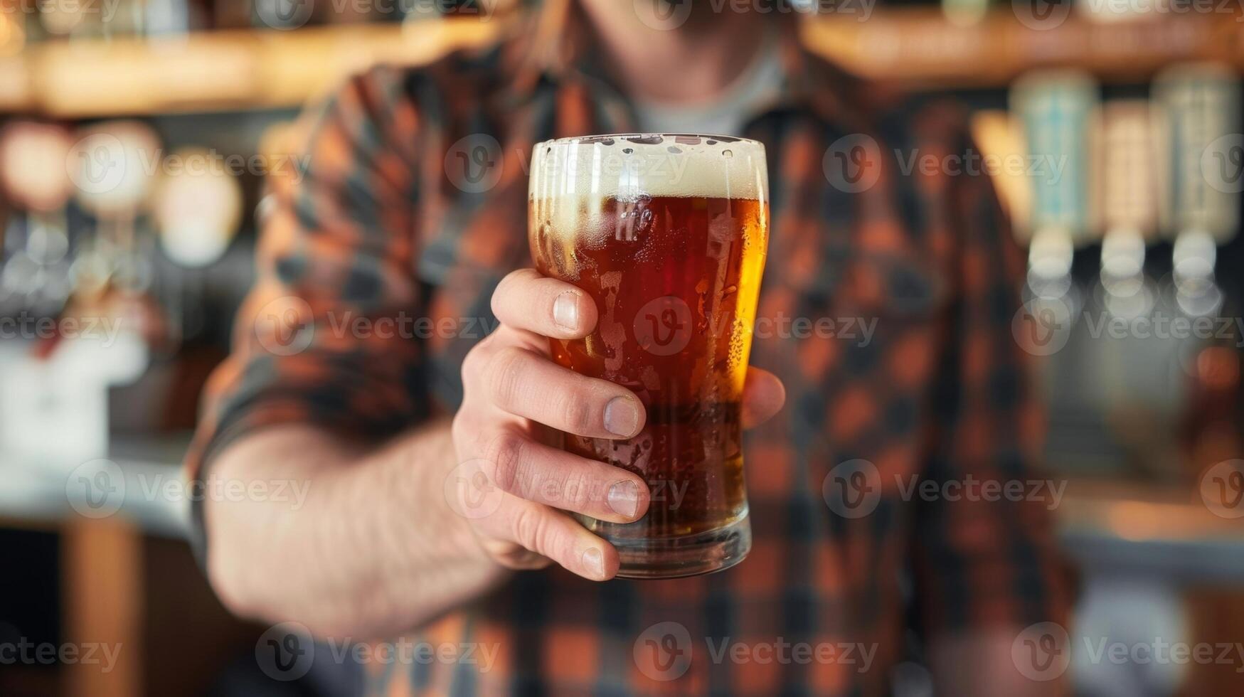 uma homem detém uma cerveja do uma zero álcool ipa com uma rótulo este orgulhosamente vangloria-se a cervejas baixo caloria e açúcar conteúdo foto