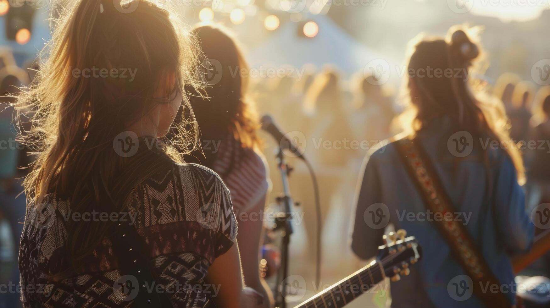 a ao ar livre show preenchidas com mulheres desfrutando a viver música e encharcado acima a atmosfera sem qualquer alcoólico bebidas dentro mão foto