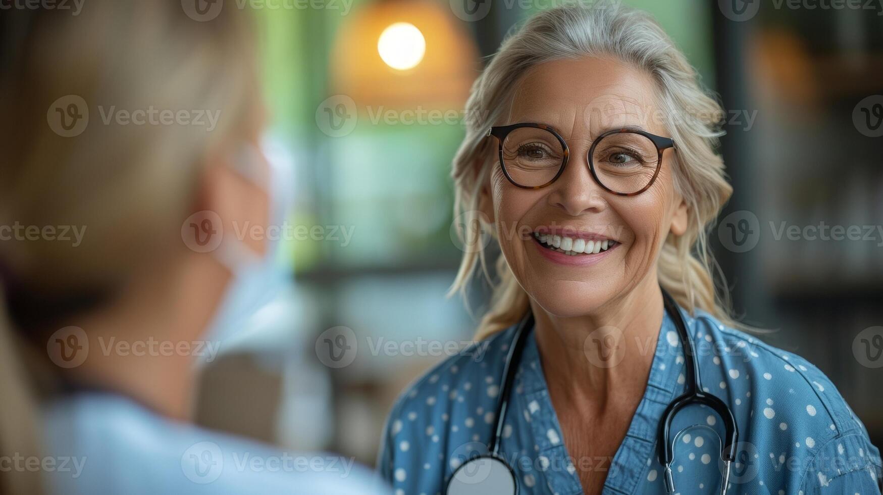 com uma □ Gentil sorrir a audiologista explica a resultados do uma audição teste para uma Senior oferta sugestões para melhorando auditivo saúde e mantendo uma cumprindo aposentadoria foto