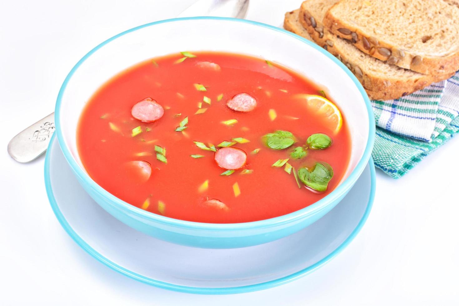 sopa de tomate no prato. cozinha nacional italiana foto