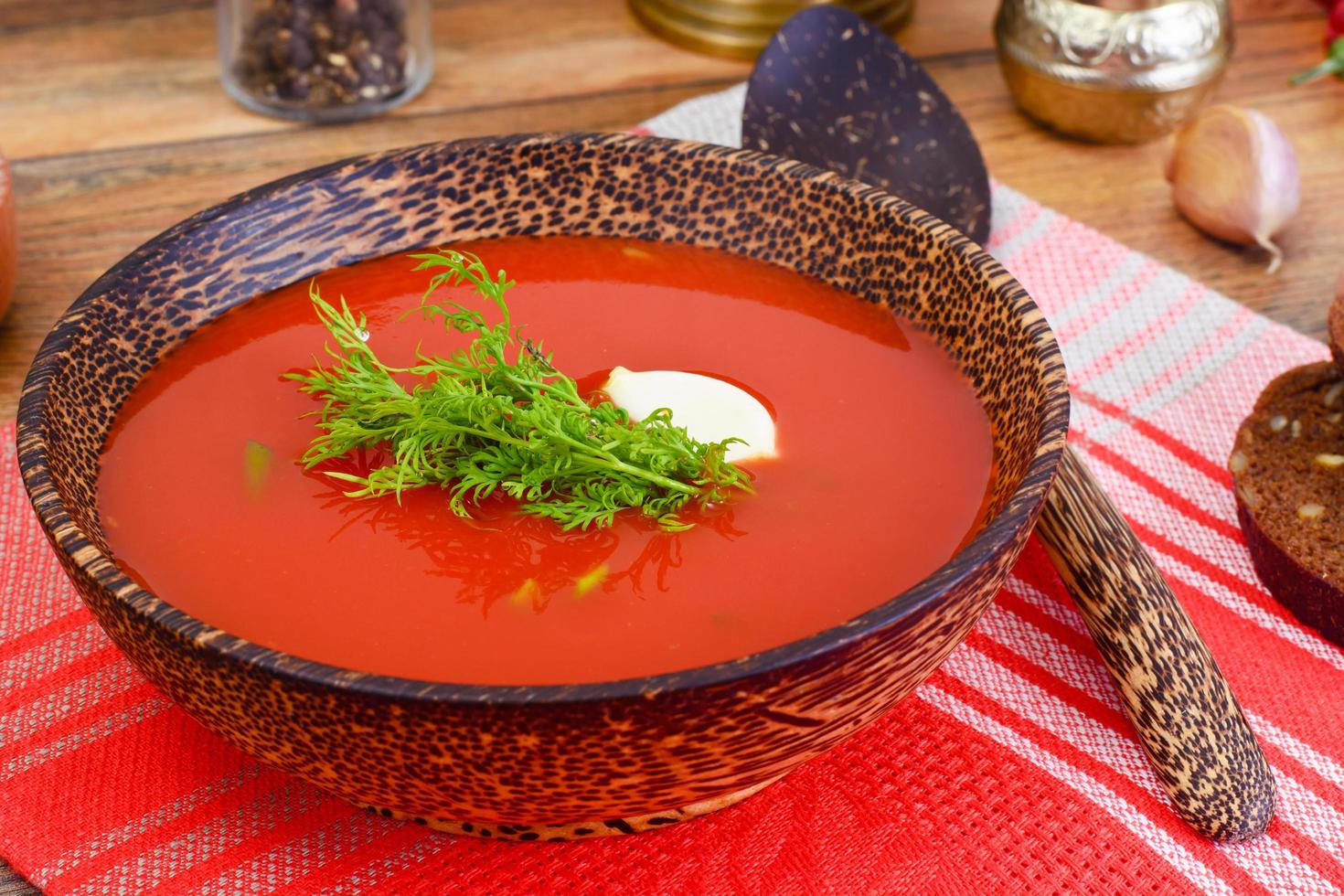 sopa de tomate no prato. cozinha nacional italiana foto