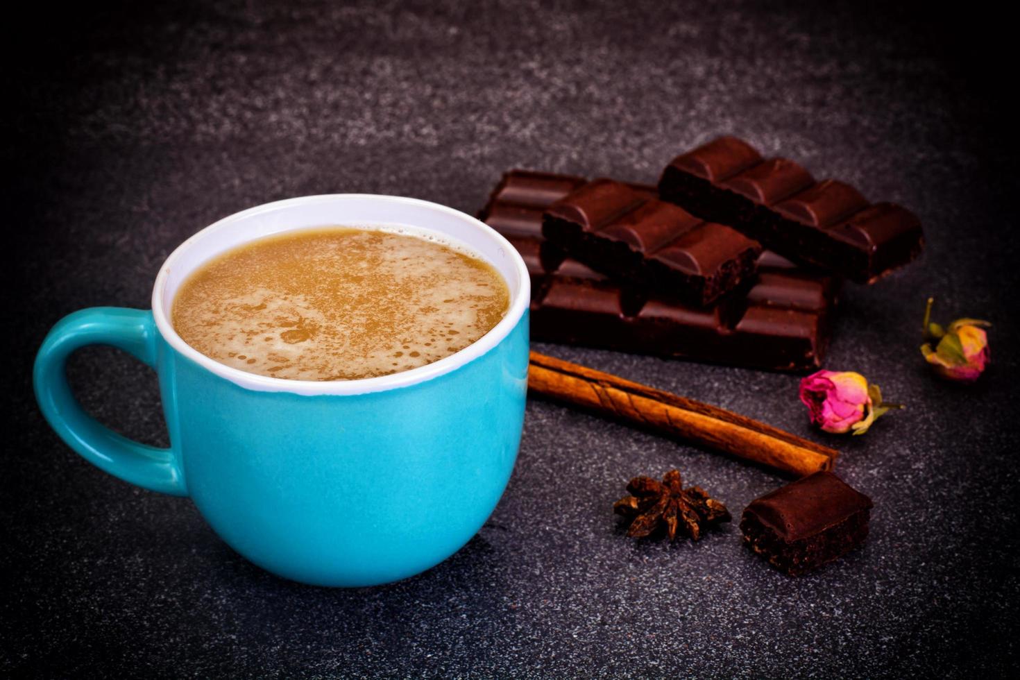 café com leite, cappuccino em xícara azul retrô foto