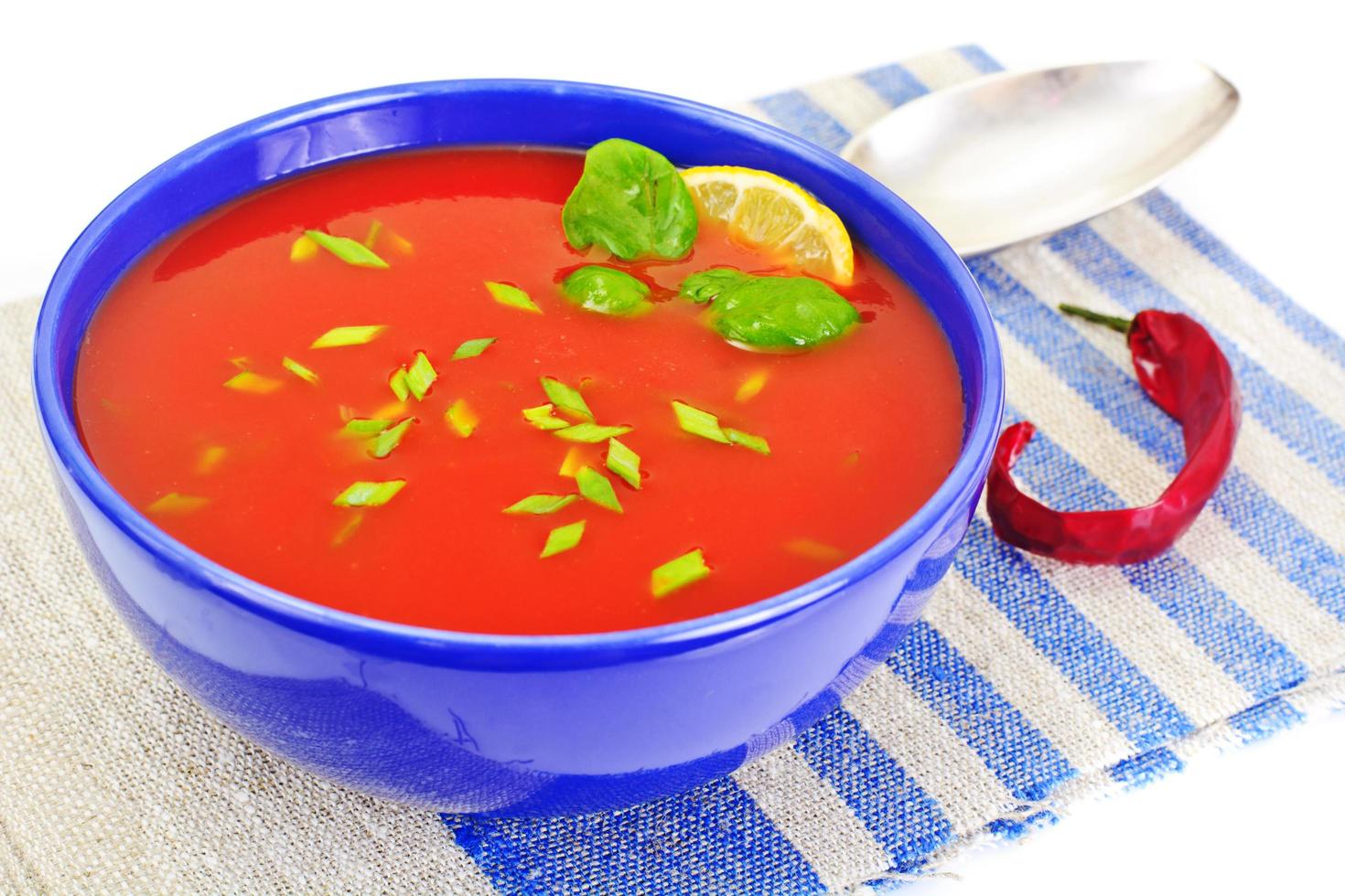 sopa de tomate no prato. cozinha nacional italiana foto