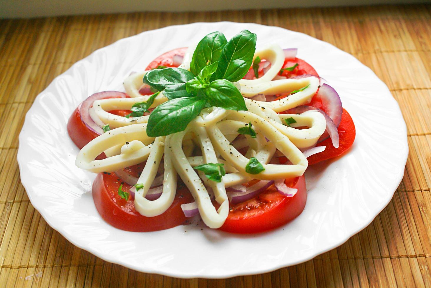 alimentos dietéticos. salada de frutos do mar, lulas e vegetais frescos. foto