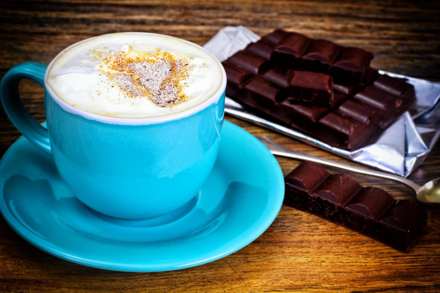 café com leite, cappuccino em xícara azul retrô foto