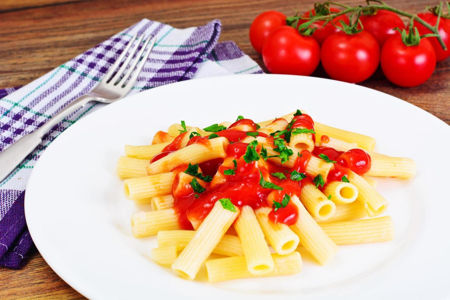 macarrão com molho de tomate ketchup foto